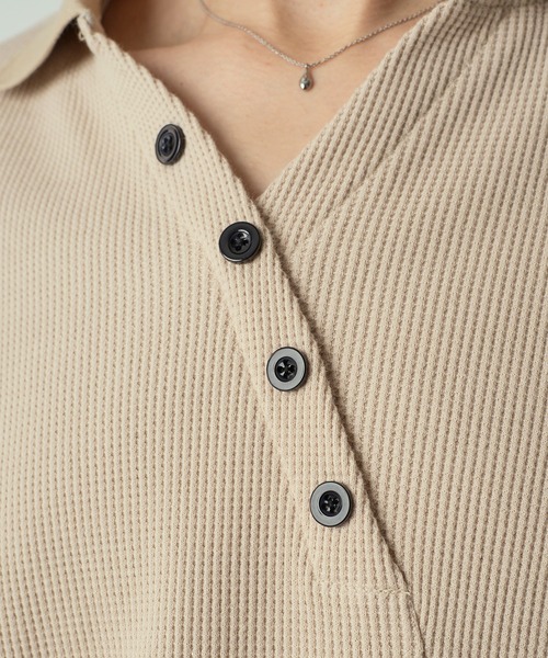 Adoon plain(アドーンプレーン)の「Decorative button Thermal skipper Polo / フェイクボタンサーマルスキッパーポロ(ポロシャツ・メンズ・ライトベージュ/ブラック/ライトグレー・LARGE/MEDIUM)」の14枚目の写真