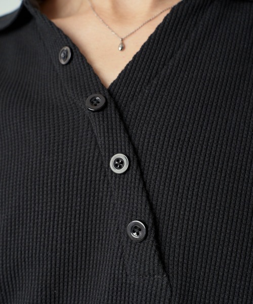 Adoon plain(アドーンプレーン)の「Decorative button Thermal skipper Polo / フェイクボタンサーマルスキッパーポロ(ポロシャツ・メンズ・ライトベージュ/ブラック/ライトグレー・LARGE/MEDIUM)」の6枚目の写真
