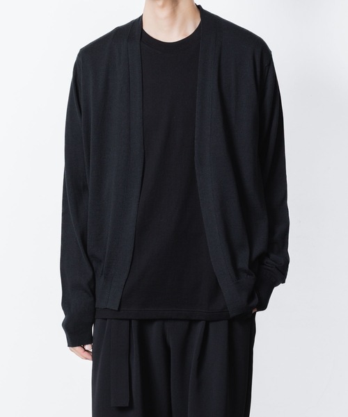ATTACHMENT（アタッチメント）の「× JOHN SMEDLEY MERINO EXTRAFINE BUTTONLESS V NECK CARDIGAN（カーディガン/ボレロ・メンズ・ブラック/キャメル/ダークグレー/ネイビー・1/2/3/4）」の2枚目の写真