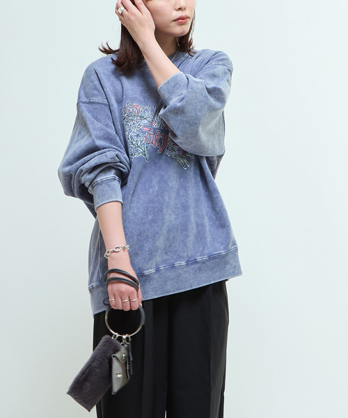 CONVERSE TOKYO（コンバーストウキョウ）の「FLOWER TIGER LOGO SWEAT（スウェット・レディース・パープル/ブラック/ブルー・SMALL/MEDIUM）」の5枚目の写真