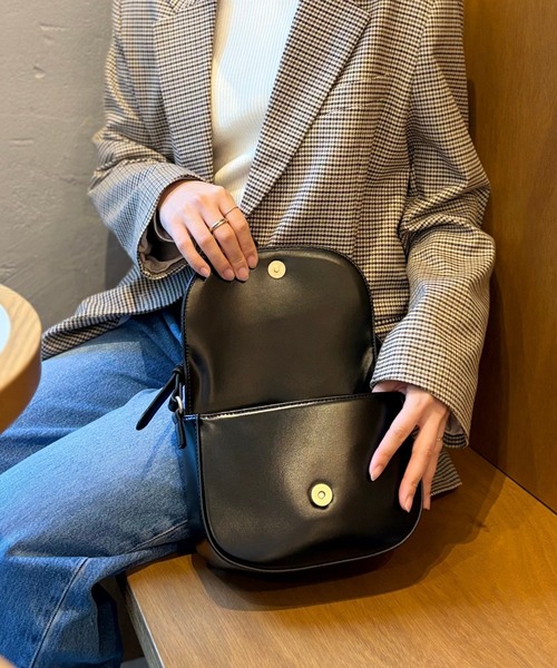 EFOLE(エフォル)の「【2way/斜め掛け】フラップ2wayミニバッグ(ショルダーバッグ・レディース・ブラック/オフホワイト・FREE)」の20枚目の写真