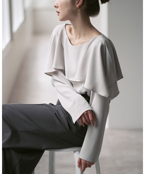 Noble（ノーブル）の「スリットケープブラウス（シャツ/ブラウス・レディース・ホワイト/ライトグレー・FREE）」の4枚目の写真
