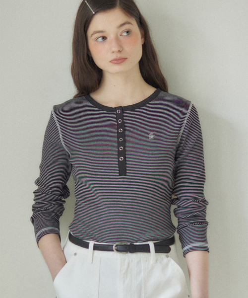 OURHOPE(アワーホープ)の「ロゴヘンリーネックスリムストライプスリーブTシャツ - ブラック(Tシャツ/カットソー・レディース・ブラック・FREE)」の2枚目の写真