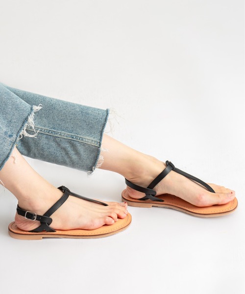Rivel(リヴェル)の「【L’ ANGOLO DEL CUOIO/ランゴロデルクオイオ】Tストラップサンダル レザーサンダル フラットサンダル(サンダル・レディース・シルバー/ブラック/ホワイト・39/37/36/38)」の1枚目の写真