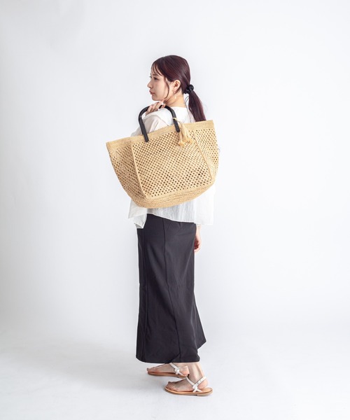 Rivel(リヴェル)の「【L’ ANGOLO DEL CUOIO/ランゴロデルクオイオ】Tストラップサンダル レザーサンダル フラットサンダル(サンダル・レディース・シルバー/ブラック/ホワイト・39/37/36/38)」の4枚目の写真