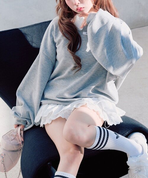 OLIVE des OLIVE（オリーブデオリーブ）の「【衿取り外し可】裾レースチュニック（スウェット・レディース・オフホワイト/ネイビー/ピンク/トップグレー・FREE）」の3枚目の写真