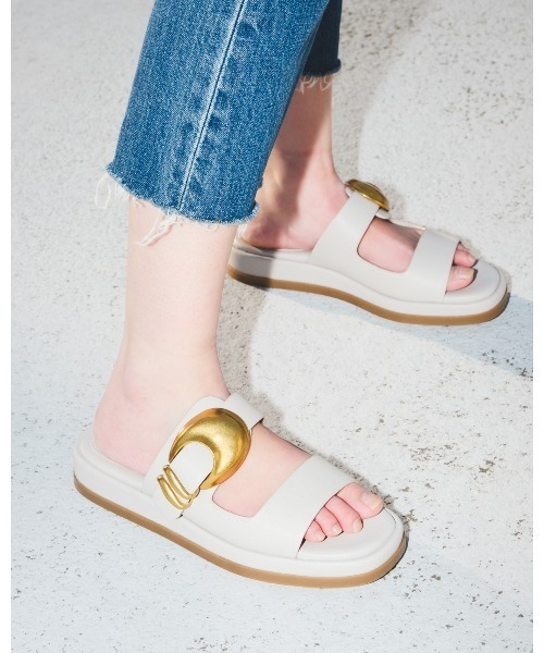 STEVE MADDEN（スティーブマデン）の「フラットサンダル/S.MADDEN BAY-RIDGE-XS（サンダル・レディース・ブラック/アイボリー・23.0cm/24.5cm/24.0cm/23.5-24/23.5cm/22.5cm）」の2枚目の写真