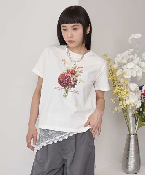 ELUNIS(エルニス)の「フラワーグラフィックTシャツ(Tシャツ/カットソー・レディース・ホワイト/ブラック・FREE)」の2枚目の写真