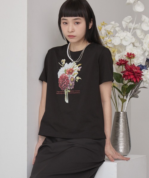 ELUNIS(エルニス)の「フラワーグラフィックTシャツ(Tシャツ/カットソー・レディース・ホワイト/ブラック・FREE)」の1枚目の写真