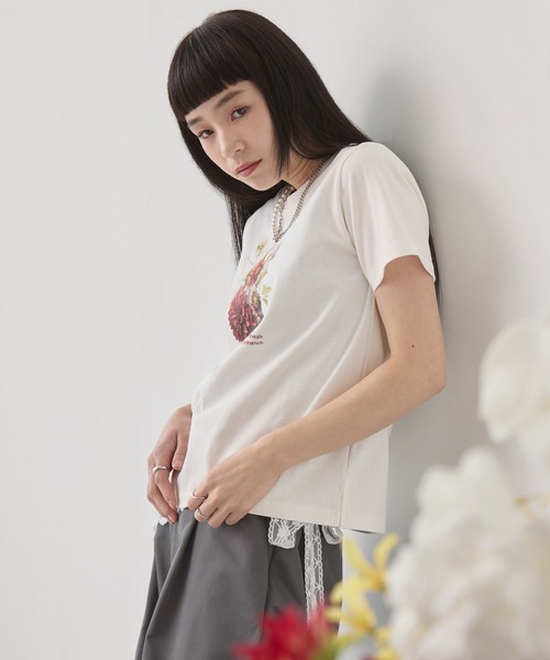 ELUNIS(エルニス)の「フラワーグラフィックTシャツ(Tシャツ/カットソー・レディース・ホワイト/ブラック・FREE)」の3枚目の写真