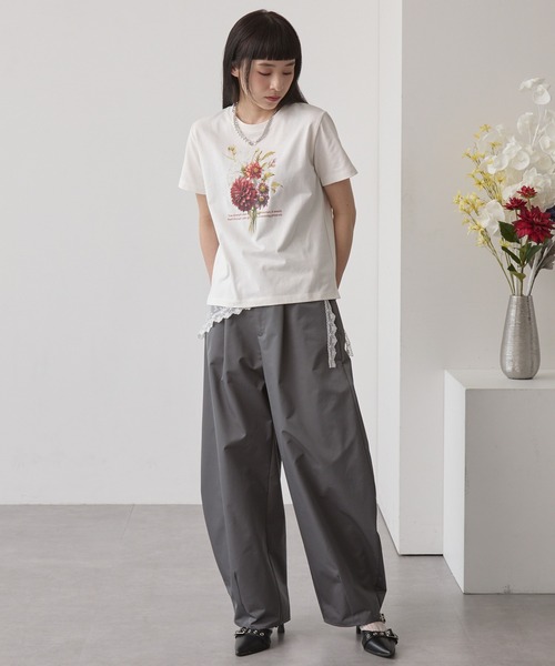 ELUNIS(エルニス)の「フラワーグラフィックTシャツ(Tシャツ/カットソー・レディース・ホワイト/ブラック・FREE)」の4枚目の写真