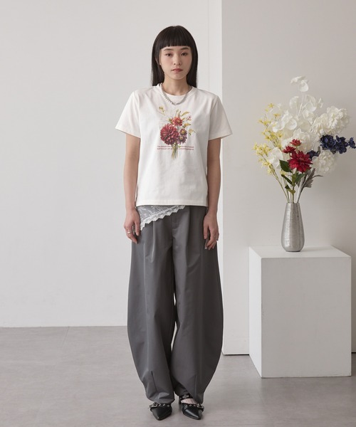 ELUNIS(エルニス)の「フラワーグラフィックTシャツ(Tシャツ/カットソー・レディース・ホワイト/ブラック・FREE)」の6枚目の写真