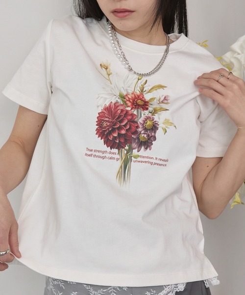 ELUNIS(エルニス)の「フラワーグラフィックTシャツ(Tシャツ/カットソー・レディース・ホワイト/ブラック・FREE)」の7枚目の写真