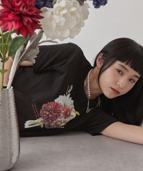 ELUNIS(エルニス)の「フラワーグラフィックTシャツ(Tシャツ/カットソー・レディース・ホワイト/ブラック・FREE)」の10枚目の写真