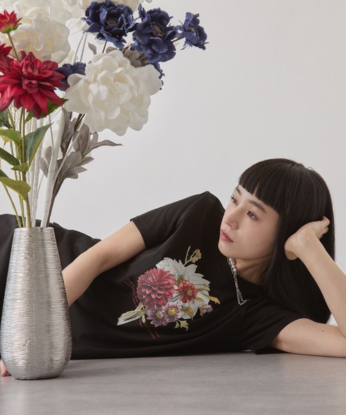 ELUNIS(エルニス)の「フラワーグラフィックTシャツ(Tシャツ/カットソー・レディース・ホワイト/ブラック・FREE)」の13枚目の写真