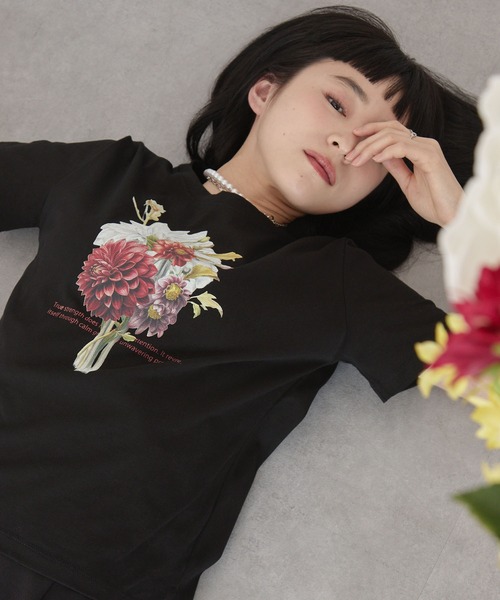 ELUNIS(エルニス)の「フラワーグラフィックTシャツ(Tシャツ/カットソー・レディース・ホワイト/ブラック・FREE)」の17枚目の写真