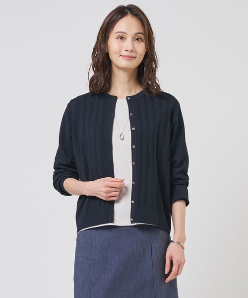 J.PRESS（ジェイプレス）の「【アンサンブル着用可】Rayon Elite Stretch クルーネック カーディガン（カーディガン/ボレロ・レディース・ベージュ系/ピンク系/サックスブルー系/ネイビー系・LARGE/MEDIUM）」の2枚目の写真