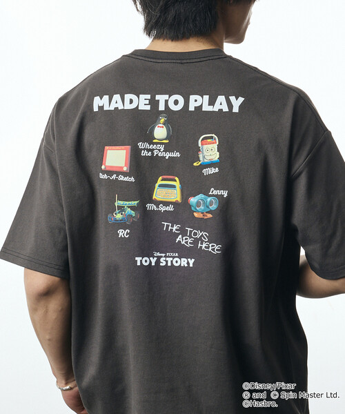 FREAK'S STORE(フリークスストア)の「限定展開 TOY STORY トイ・ストーリー 別注 バックプリント クルーネック Tシャツ MADE TO PLAY(Tシャツ/カットソー・メンズ・ホワイト/アッシュグレー/スミクロ/ネイビー・LARGE/MEDIUM/SMALL)」の2枚目の写真