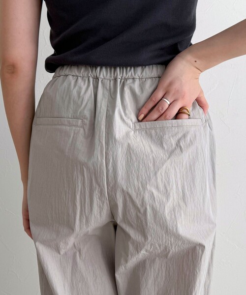 fredy emue（フレディエミュ）の「コットンナイロンタックギャザーパンツ（その他パンツ・レディース・ライトグレー/ブラウン/ブラック・38/36）」の16枚目の写真