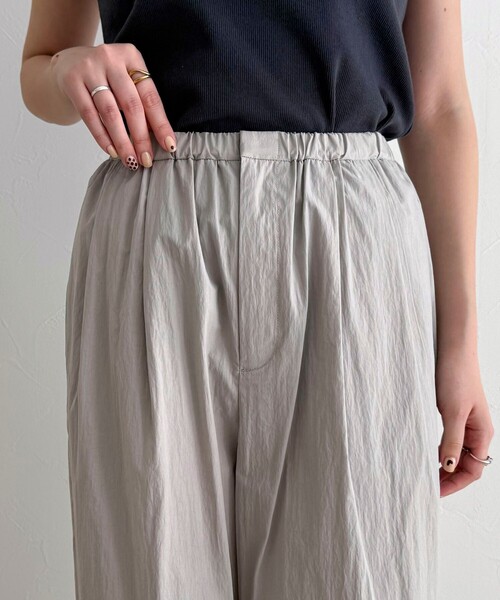 fredy emue（フレディエミュ）の「コットンナイロンタックギャザーパンツ（その他パンツ・レディース・ライトグレー/ブラウン/ブラック・38/36）」の17枚目の写真