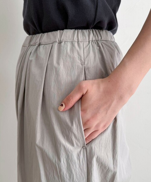 fredy emue（フレディエミュ）の「コットンナイロンタックギャザーパンツ（その他パンツ・レディース・ライトグレー/ブラウン/ブラック・38/36）」の19枚目の写真