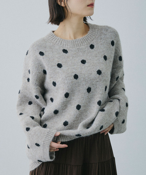 Mirette(ミレット)の「クラシックドット オーバーニットセーター / Classic Dot Oversized Knit Sweater(ニット/セーター・レディース・グレー/ホワイト/アッシュブラウン・FREE)」の3枚目の写真