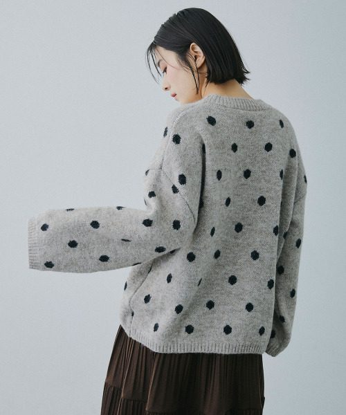 Mirette(ミレット)の「クラシックドット オーバーニットセーター / Classic Dot Oversized Knit Sweater(ニット/セーター・レディース・グレー/ホワイト/アッシュブラウン・FREE)」の4枚目の写真