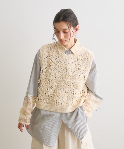 Crisp(クリスプ)の「フラワークロシェベスト(ベスト・レディース・ブラウン/アイボリー・FREE)」の2枚目の写真