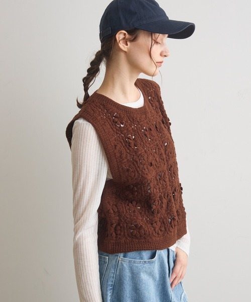 Crisp(クリスプ)の「フラワークロシェベスト(ベスト・レディース・ブラウン/アイボリー・FREE)」の1枚目の写真