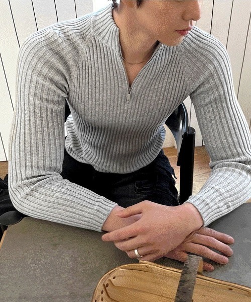 COSYHARU(コシハル)の「マッスルフィットハーフジップリブニット(ニット/セーター・メンズ・チャコール/ブラック/グレー・LARGE/MEDIUM)」の16枚目の写真