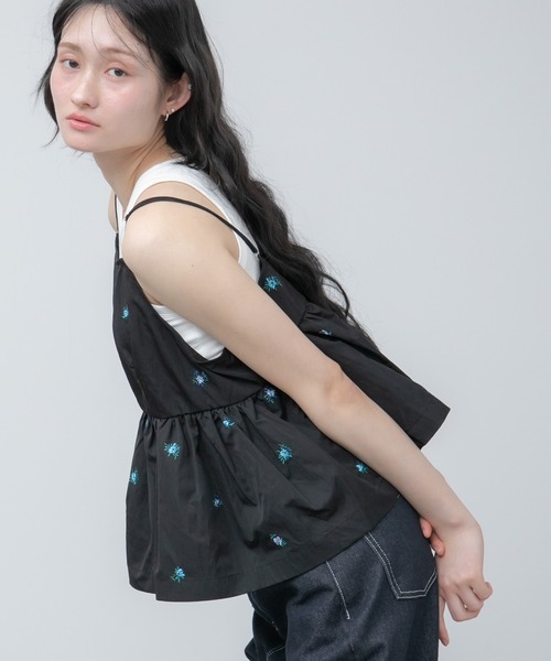 HEILIS(ヘイリス)の「花柄刺繍キャミソール / 花柄 刺繍 キャミ ブラック ノースリーブ 韓国 春服 夏服 秋服 冬服 ガーリー トレンド チュニック トップス レイヤード セットアップ対応(キャミソール・レディース・ブラック・FREE)」の4枚目の写真