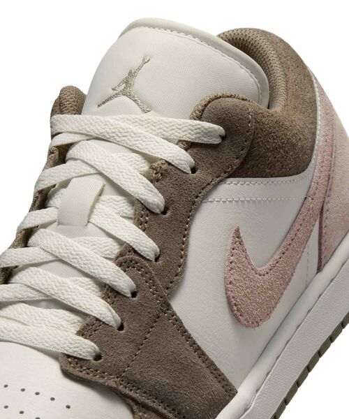 JORDAN BRAND（ジョーダンブランド）の「エア ジョーダン 1 LOW メンズシューズ / Air Jordan 1 Low Men's Shoes 553558-046 Olive Grey（スニーカー・メンズ・サンドグレー・30/29.5/29/28.5/28/27.5/27/26.5/26/25.5/25）」の9枚目の写真