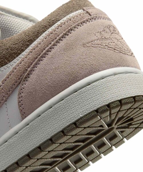 JORDAN BRAND（ジョーダンブランド）の「エア ジョーダン 1 LOW メンズシューズ / Air Jordan 1 Low Men's Shoes 553558-046 Olive Grey（スニーカー・メンズ・サンドグレー・30/29.5/29/28.5/28/27.5/27/26.5/26/25.5/25）」の10枚目の写真