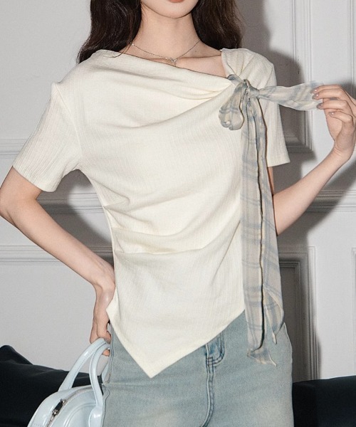 SallyLunn（サリーラン）の「【トレンドライク】チェックリボンアシンメトリートップス（Tシャツ/カットソー・レディース・アイボリー/グレー・MEDIUM/LARGE）」の5枚目の写真