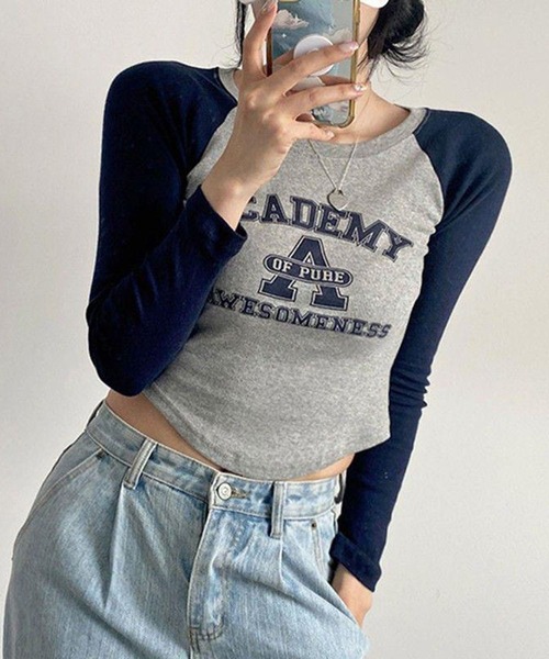 VIBGYOR（ヴィブジョー）の「【EIZZ/アイズ】カレッジロゴ ラグラン スリムフィット ロングスリーブ Tシャツ（Tシャツ/カットソー・レディース・グレー・FREE）」の2枚目の写真