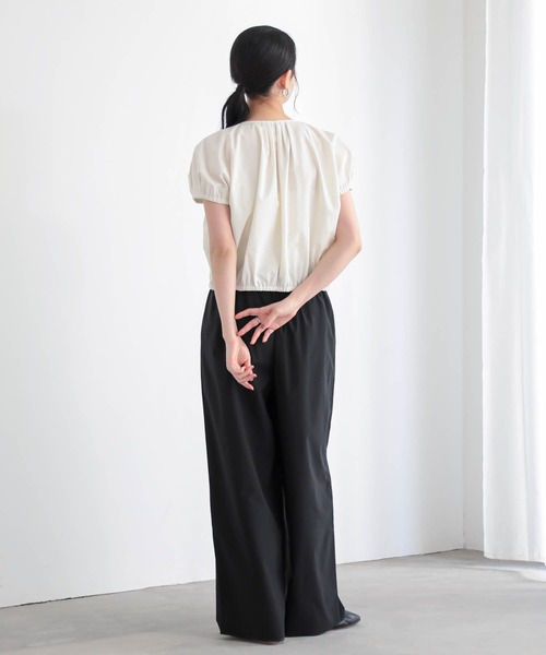 for/c(フォーシー)の「軽量ドライストレッチバルーンブラウス【サスティナブル】(シャツ/ブラウス・レディース・オフホワイト/ブラック/イエロー・M/L)」の14枚目の写真