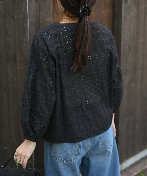 &HALF(アンドハーフ)の「インド綿コクーンカットワーク刺繍ブラウス(シャツ/ブラウス・レディース・ホワイト系その他6/ネイビー/ライトブルー・M/L/LL)」の6枚目の写真
