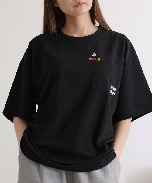 Disney(ディズニー)の「『DISNEY/ディズニー』MICアムンゼンポケットTEE(Tシャツ/カットソー・レディース・ブラック/ホワイト・LL/L/M)」の1枚目の写真