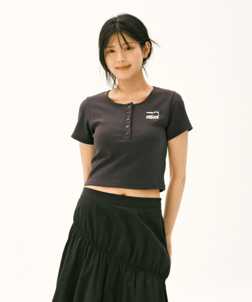 And Again(アンドアゲイン)の「スモールロゴボタンポイントラウンドトップ(チャコール)(Tシャツ/カットソー・レディース・その他・FREE)」の1枚目の写真