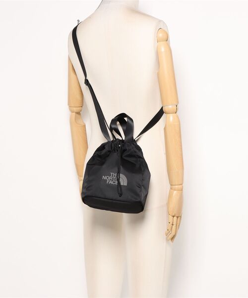 THE NORTH FACE(ザノースフェイス)の「【THE NORTH FACE】BONNEY BUCKET BAG MINI(ショルダーバッグ・レディース・ブラック・FREE)」の16枚目の写真