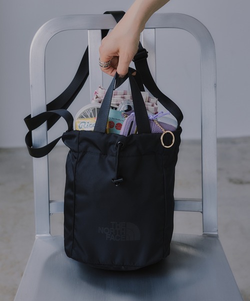 THE NORTH FACE(ザノースフェイス)の「【THE NORTH FACE】BONNEY BUCKET BAG MINI(ショルダーバッグ・レディース・ブラック・FREE)」の2枚目の写真