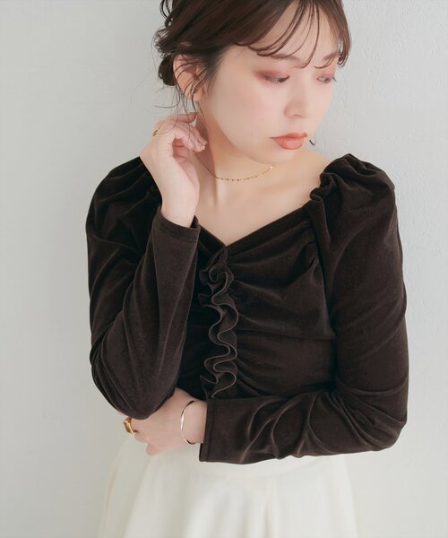 natural couture（ナチュラルクチュール）の「ギャザーフリルベロアトップス（Tシャツ/カットソー・レディース・ブラック/ピンクベージュ/ブラウン/ネイビー/アイボリー/グレイッシュベージュ・FREE）」の3枚目の写真