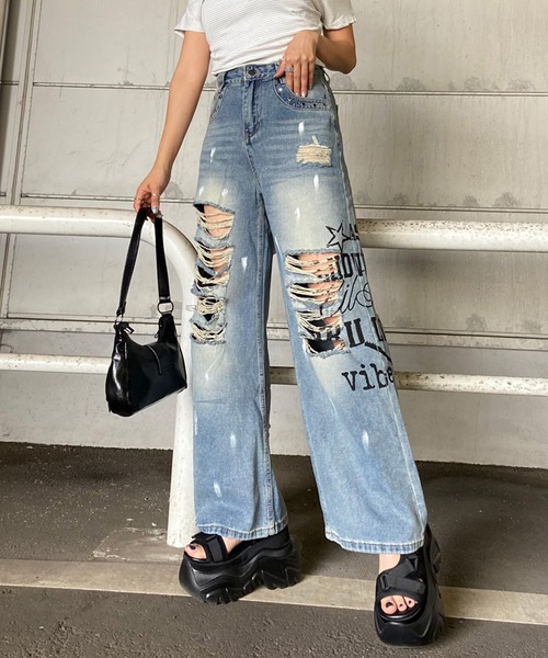 non-hedge(ノンヘッジ)の「デニムロゴダメージストレートパンツ(デニムパンツ・レディース・ブルー・S/M)」の2枚目の写真