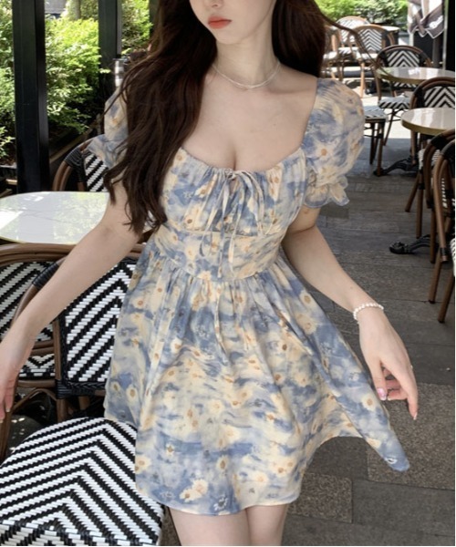 &soiree(アンドソワレ)の「リボン付きパフスリーブ花柄ミニワンピース(ワンピース・レディース・ブルー・X-LARGE/LARGE/MEDIUM/SMALL)」の2枚目の写真
