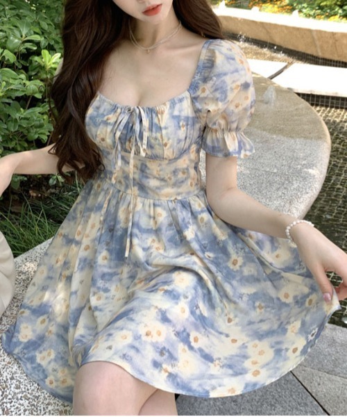&soiree(アンドソワレ)の「リボン付きパフスリーブ花柄ミニワンピース(ワンピース・レディース・ブルー・X-LARGE/LARGE/MEDIUM/SMALL)」の3枚目の写真