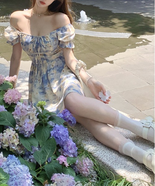 &soiree(アンドソワレ)の「リボン付きパフスリーブ花柄ミニワンピース(ワンピース・レディース・ブルー・X-LARGE/LARGE/MEDIUM/SMALL)」の4枚目の写真