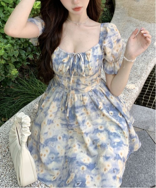 &soiree(アンドソワレ)の「リボン付きパフスリーブ花柄ミニワンピース(ワンピース・レディース・ブルー・X-LARGE/LARGE/MEDIUM/SMALL)」の5枚目の写真