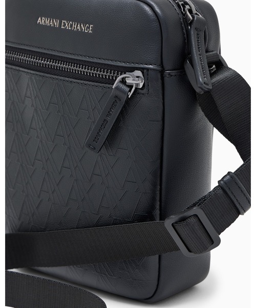 ARMANI EXCHANGE(アルマーニエクスチェンジ)の「【A|X アルマーニ エクスチェンジ】オールオーバーロゴ ショルダーバッグ(ショルダーバッグ・メンズ・ブラック・FREE)」の4枚目の写真