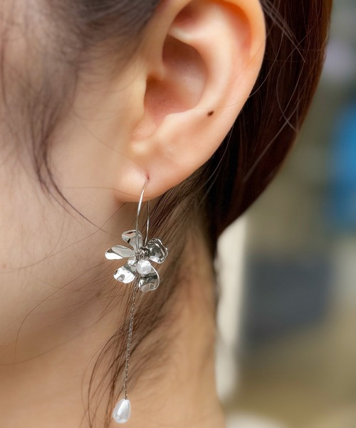 Peony(ピオニー)の「【Peony/ピオニー】フラワーパールチェーンドロップピアス(ピアス(両耳用)・レディース・シルバー/ゴールド・FREE)」の6枚目の写真