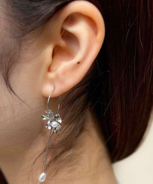 Peony(ピオニー)の「【Peony/ピオニー】フラワーパールチェーンドロップピアス(ピアス(両耳用)・レディース・シルバー/ゴールド・FREE)」の4枚目の写真